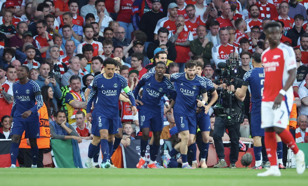 在禁区前沿 在禁区前沿